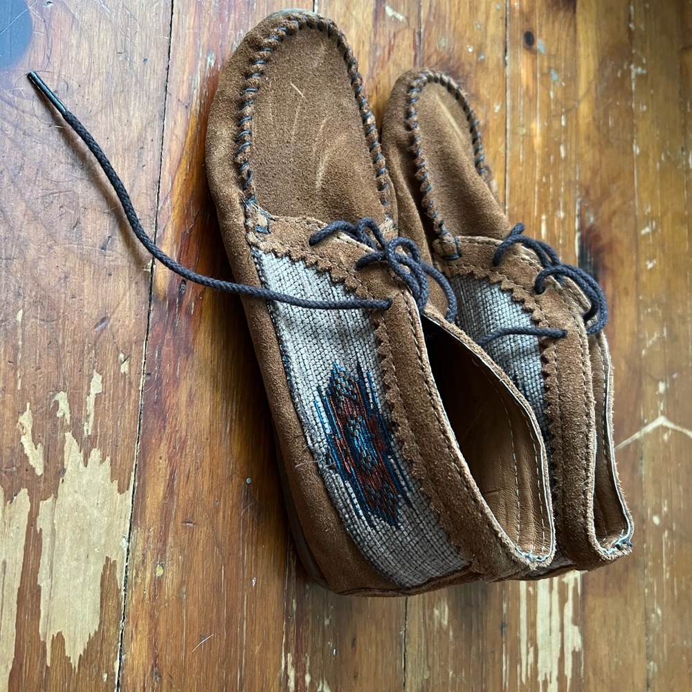 Minnetonka lace up moccasins